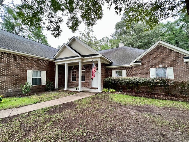 Building Photo - AVAILABLE LATE JULY 2025 (PET FRIENDLY)