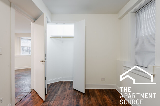Building Photo - 3023 N Oakley Ave