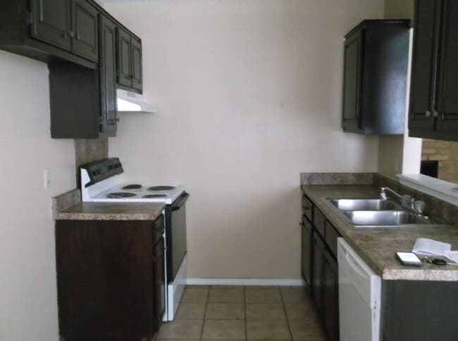 Building Photo - 3 Bed, 2 Bath, 1 Car Garage