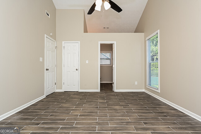 Building Photo - 402 Hawthorne Cir