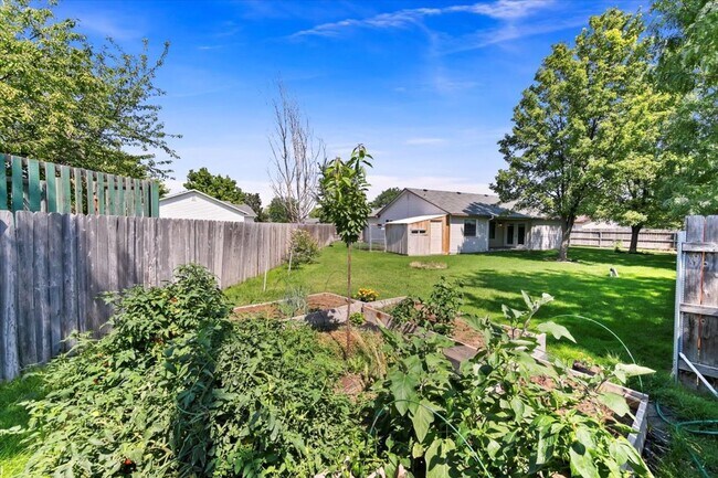 Building Photo - Stylish 3-Bed Home with Spacious Backyard ...