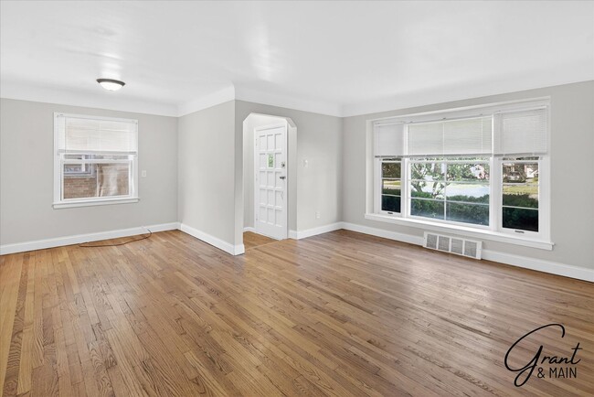 Building Photo - $1,350 - 3 Bed / 1 Bath  Home