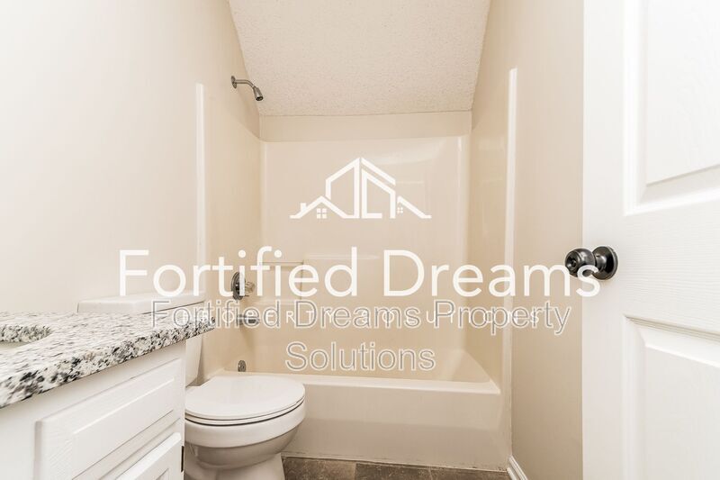 Building Photo - 814 N Greenbriar St