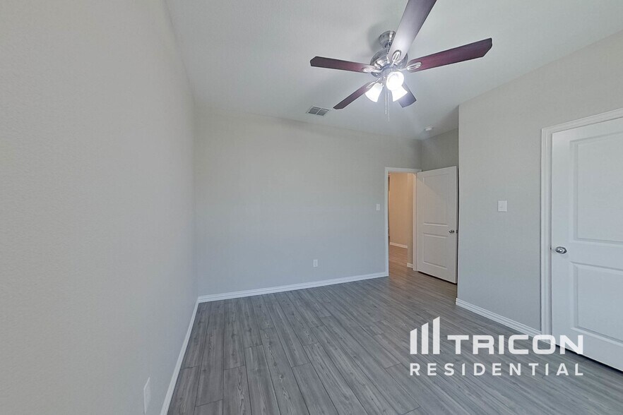 Building Photo - 2513 Starwater Dr