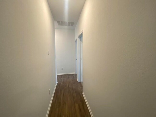 Building Photo - 440 Gabbro Gdns