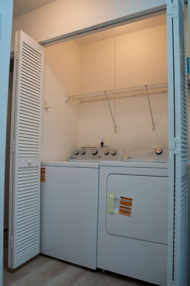 Building Photo - 2 Bedroom 2 1/2 bath in the Lakes Townhome...