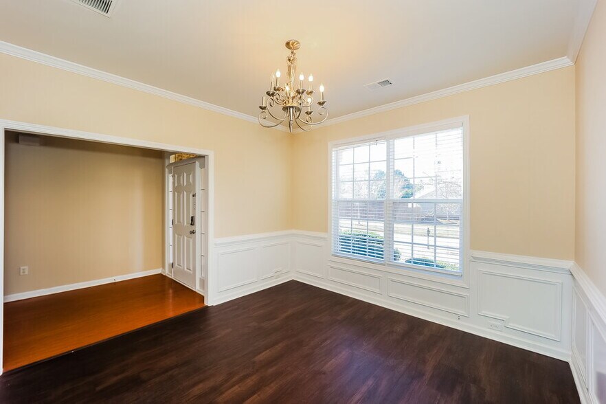 Building Photo - 605 Needle Rush Cir