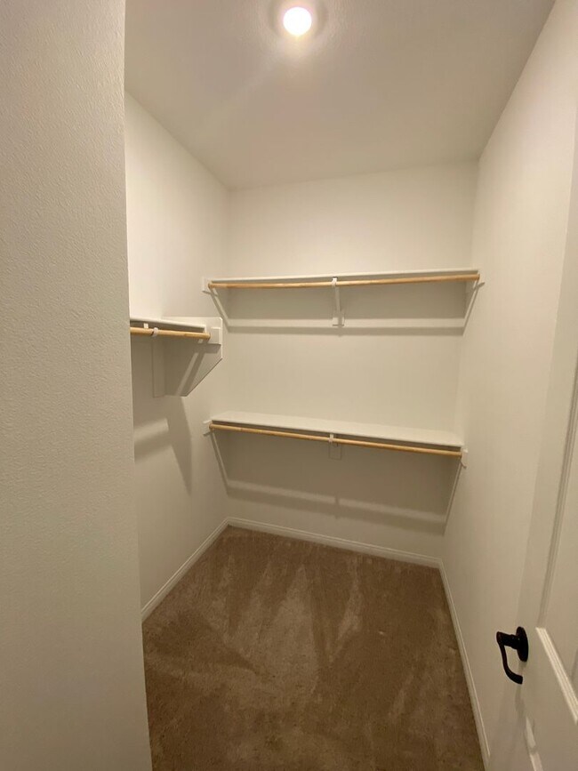 Building Photo - AMERICANA Property Mgmt - 3beds - 2 1/2baths Newly Townhouse in Henderson.