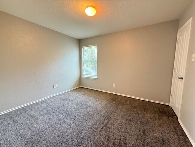 Building Photo - Nice 3 bedroom 2 Bath One Story Home..Avai...