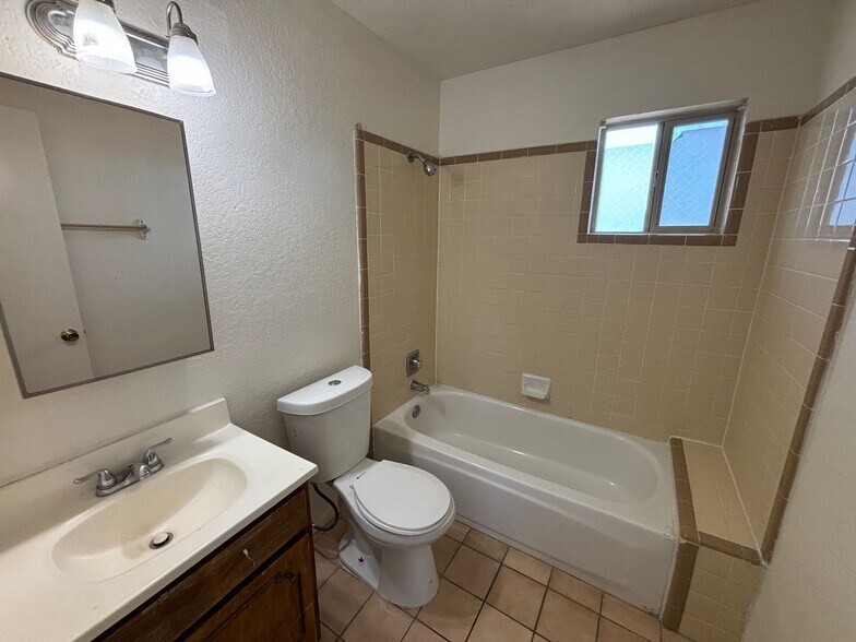 Building Photo - 673 W 41st St