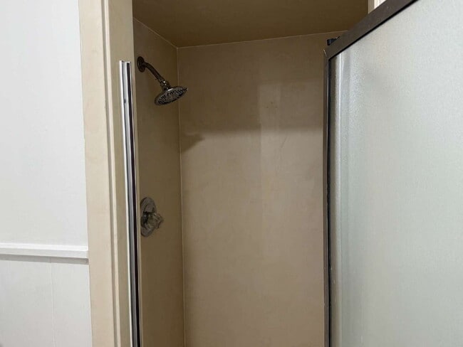 Building Photo - Bedroom Available. ALL BILLS PAID. FURNISHED