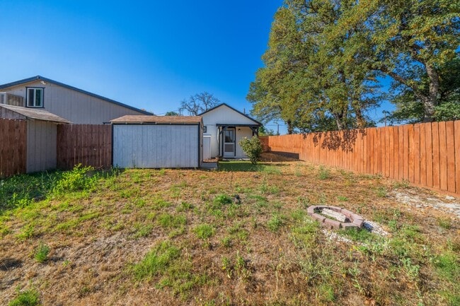 Building Photo - Adorable Studio Apt in Cottonwood - Dog Friendly! Available NOW!