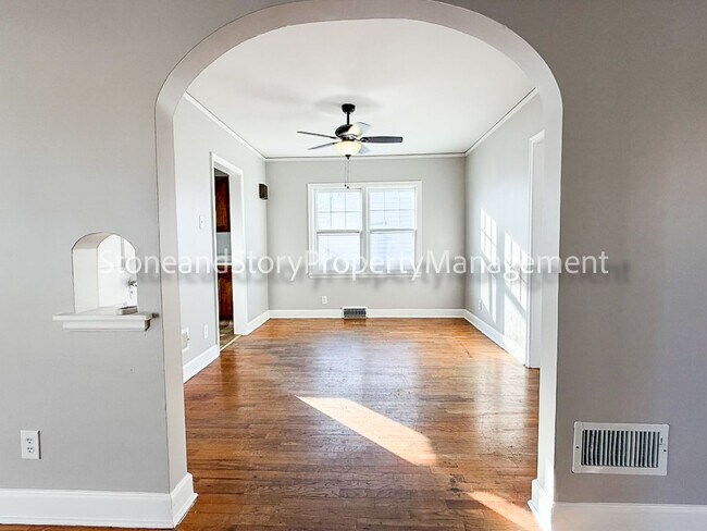 Building Photo - Large 2 story home in Oakland with large garage