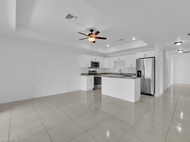 Building Photo - 716 Harry Ave S