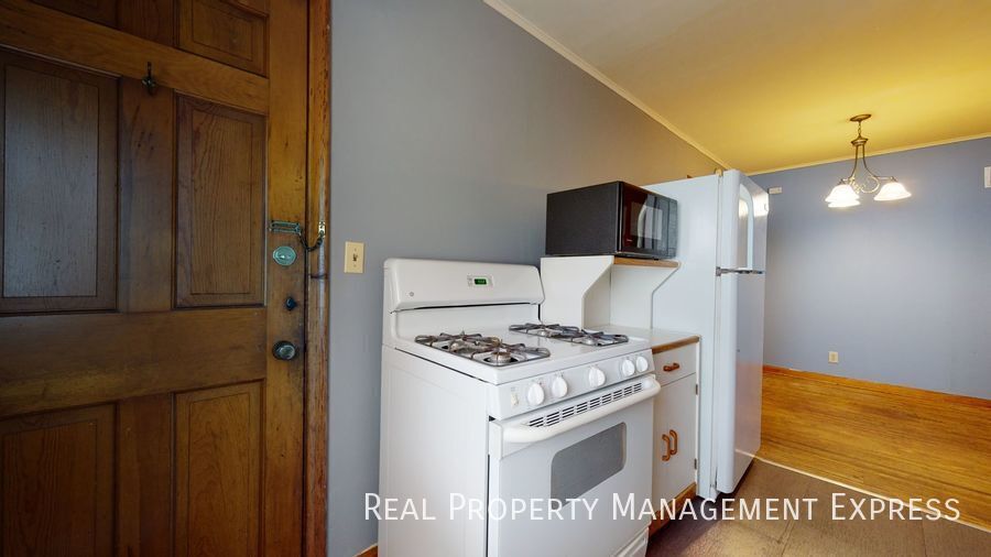 Building Photo - 1 Bedroom 1 Bathroom w/ Single Stall Garage in Central Sioux Falls