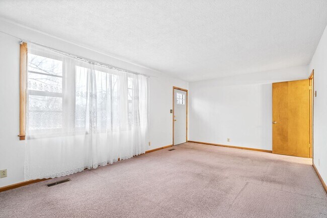 Building Photo - 3 Bedroom 1 1/2 Bath Home For Rent Near Madison Street!