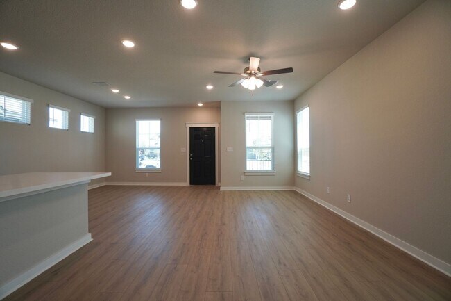 Building Photo - 136 Greinert Dr
