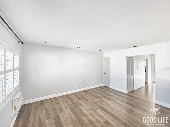 Building Photo - Stunning 1BD/1BA W/ Updated Kitchen and Re...