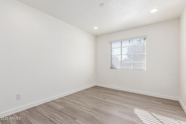 Building Photo - 5306 N 8th Ave