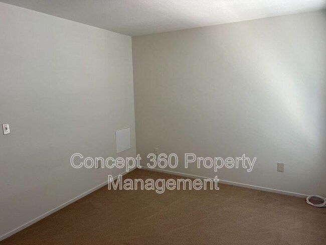 Building Photo - 13525 3/4-13524 Village Dr