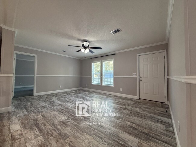 Building Photo - SPACIOUS 4 BEDROOM HOME WITH MODERN FEATUR...
