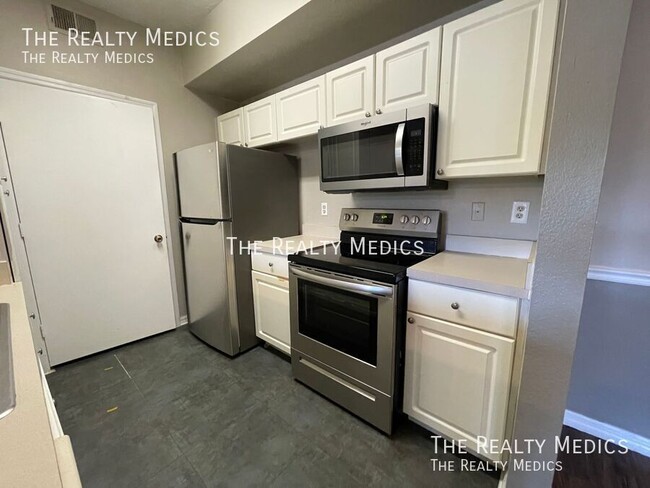 Building Photo - Charming 2-Bedroom Condo for Rent in Metro...