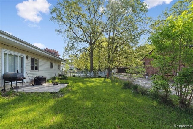 Building Photo - 500 Trombley Rd