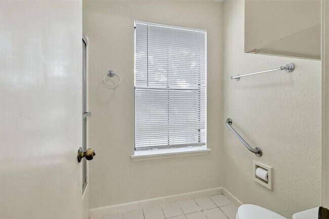 Building Photo - 145 Lake Shore Dr