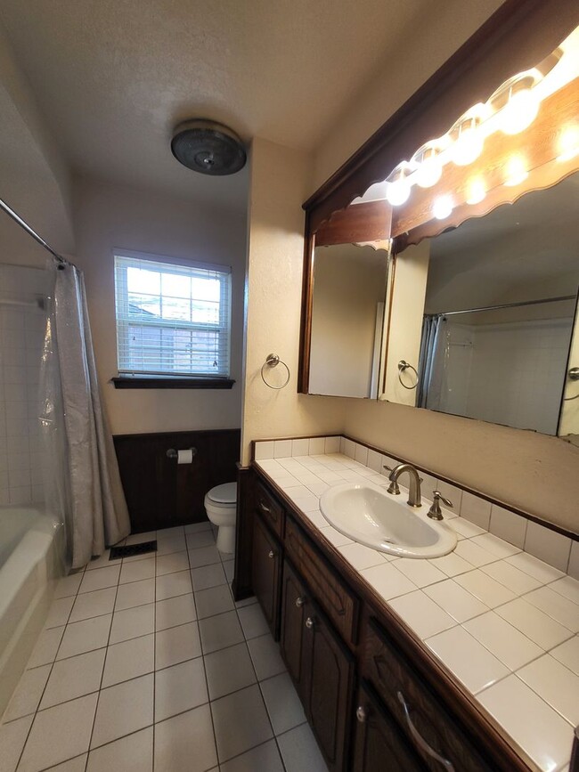 Building Photo - (4) Bed/(2) Bath + (2) Living Areas Avail ...