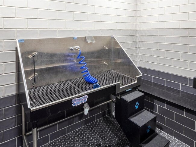 Building Photo - 4641 Montrose Blvd