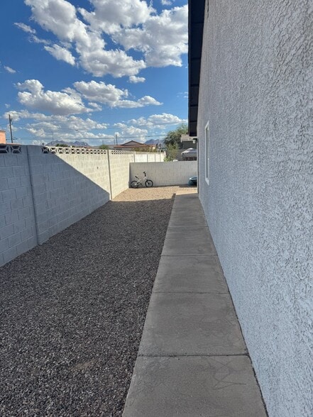 Building Photo - 432 E Sunset Rd