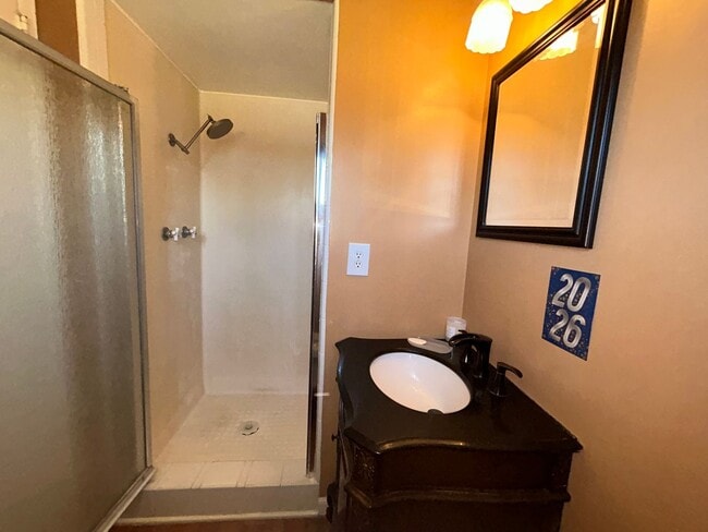 Building Photo - 4 Bed / 2 Bath Home for Rent in Huntington Beach