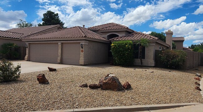 Building Photo - 4 Bedroom Home in the Silverhawke Communit...
