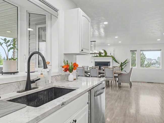 Building Photo - Spacious Furnished Home with Mountain Views and Room to Enjoy