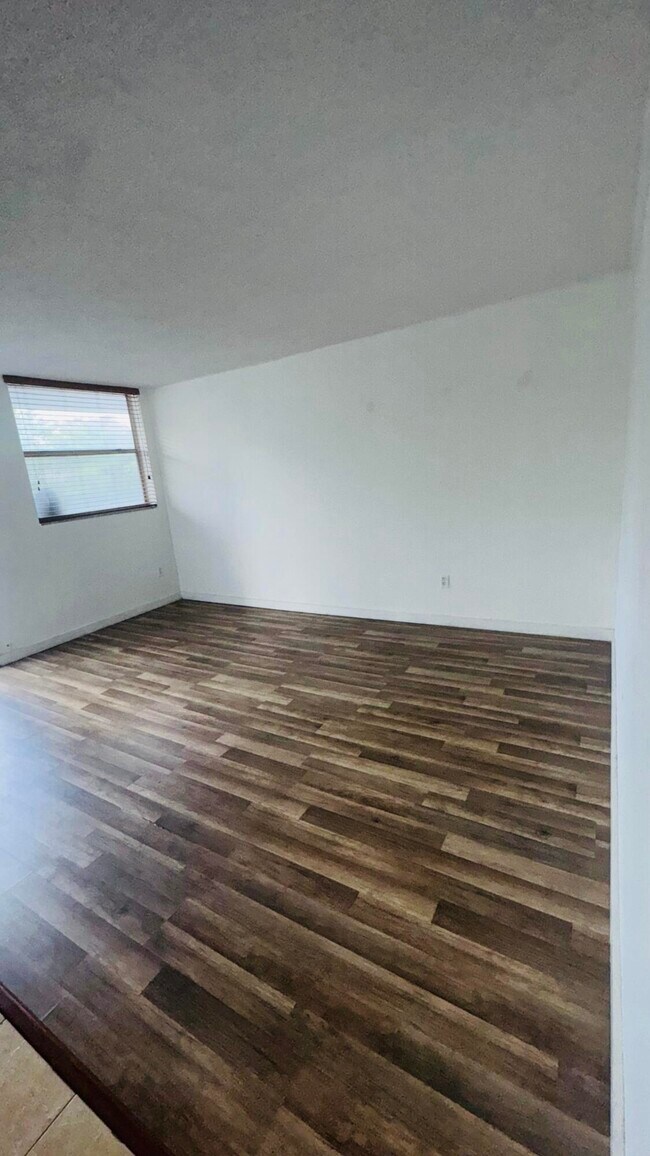 Building Photo - 1801 S Treasure Dr