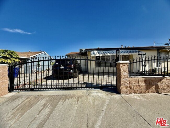 Building Photo - 2328 Pine St