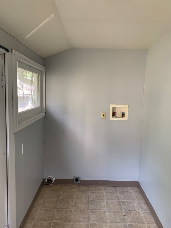 Building Photo - 206 E 10th St