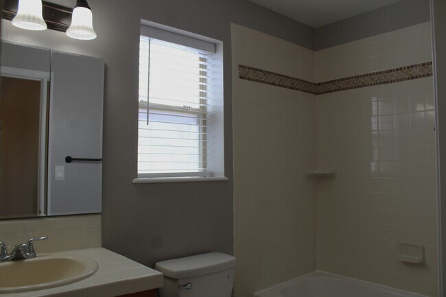 Building Photo - 1337 Lil Ave NE