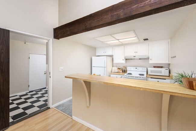 Building Photo - 2 bed 1 bath home w/ garage and yard, biking distance to UC Davis campus and downtown