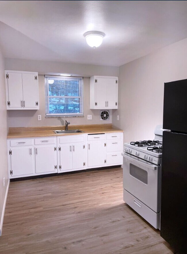 Building Photo - 2 Bedroom Apartment with Garage in McCandless!