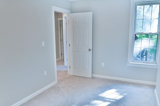 Building Photo - 4 Bedroom on Penn - Section 8 Approved