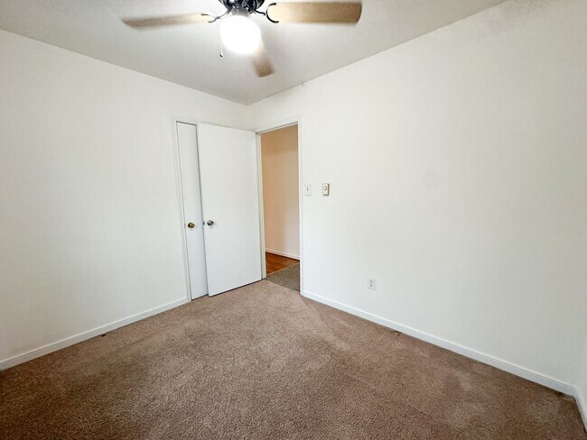 Building Photo - Move-In Ready on Large Corner Lot!