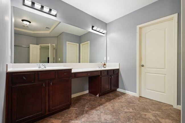 Building Photo - 3888 Fairhill Point