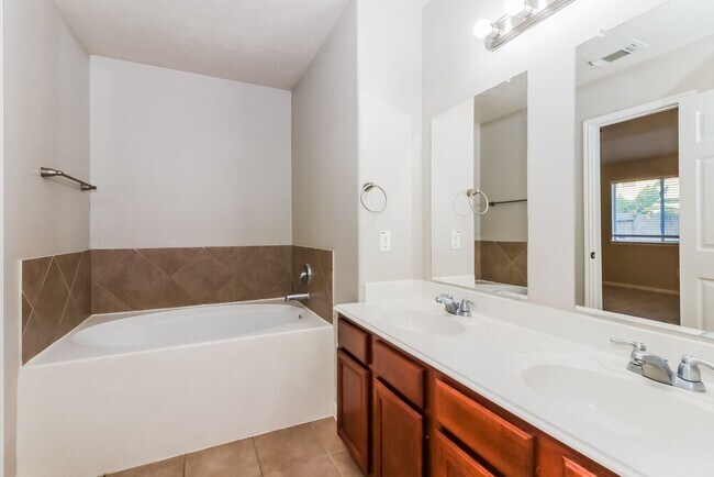 Building Photo - 18018 Iris Edge Way