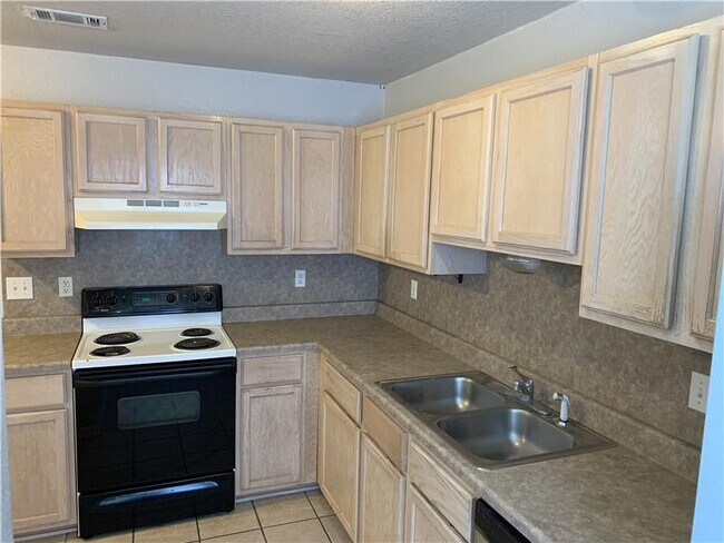 Building Photo - 2807 Cantabrian Dr