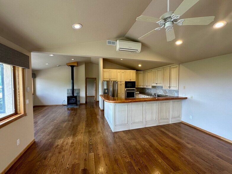 Building Photo - 1400 Overlook Dr