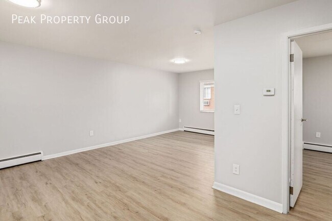 Building Photo - 639 Riverview Dr