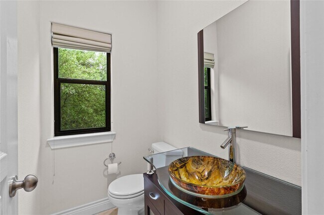 Building Photo - Experience Urban Living at Its Finest!