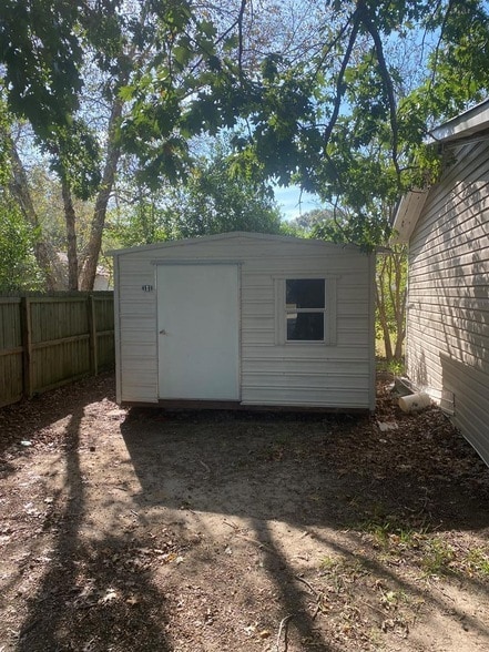 Building Photo - 213 Dahlia Dr