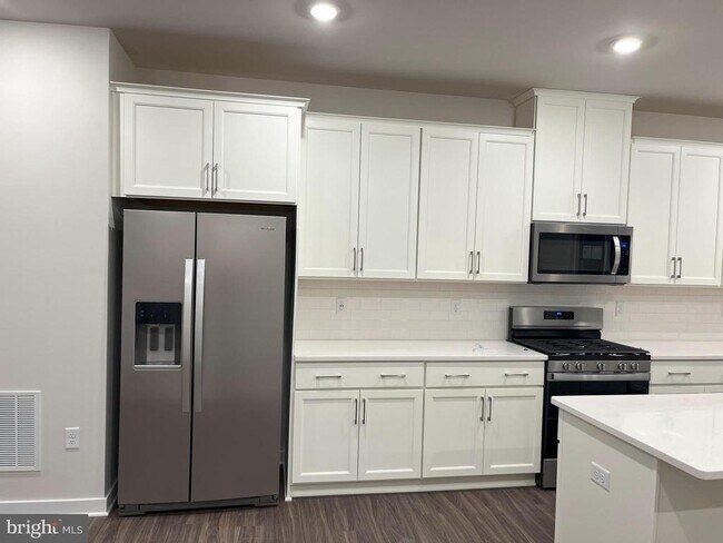 Building Photo - 507 Titanium St